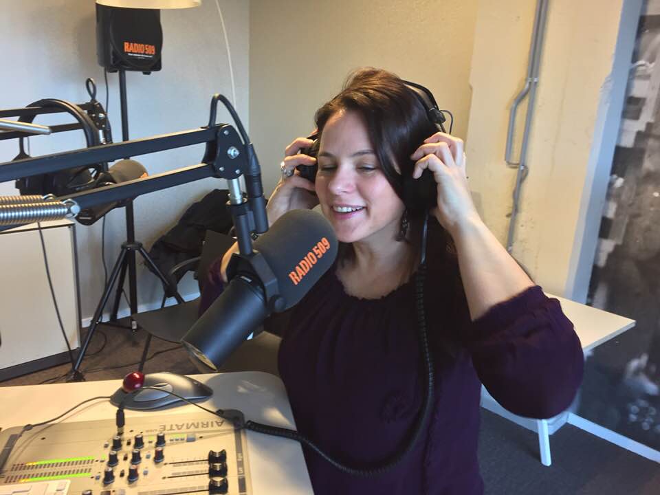 Annemiek achter de microfoon bij Radio509
