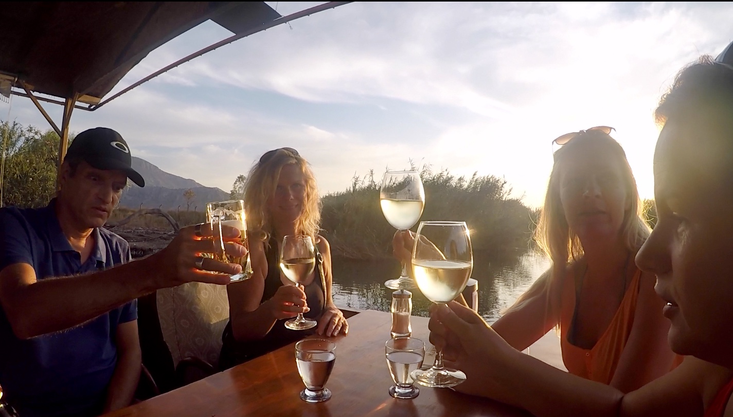Annemiek met vrienden op een terras in Dalyan, Turkije