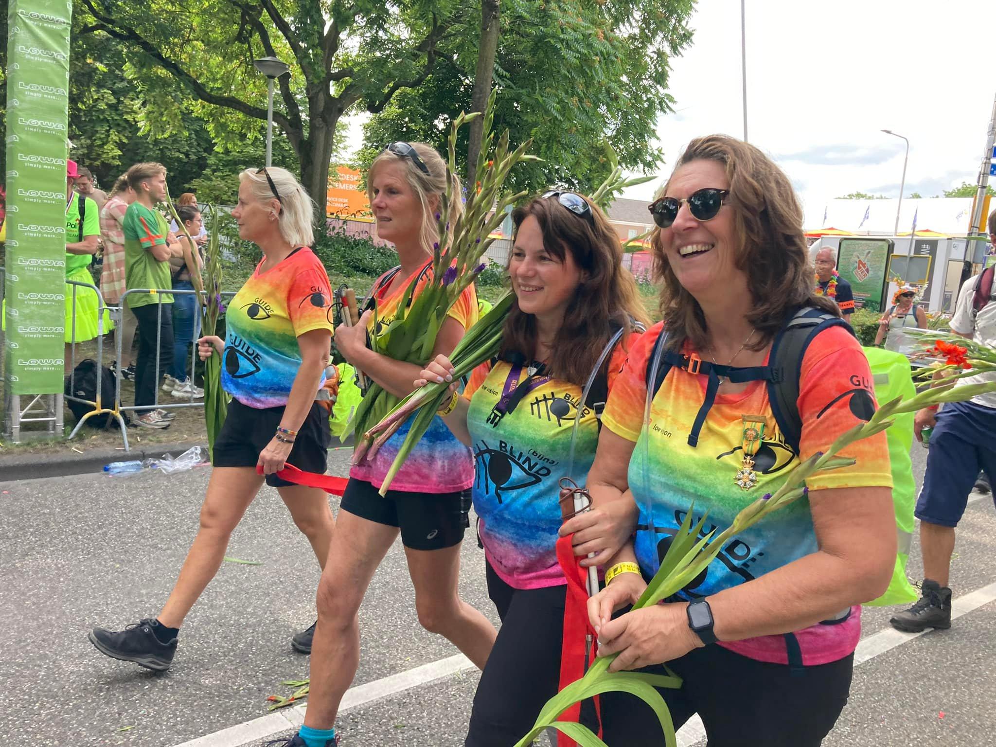 Afbeelding van Annemiek en haar buddy Marlies tijdens de Vierdaagse van Nijmegen 2022