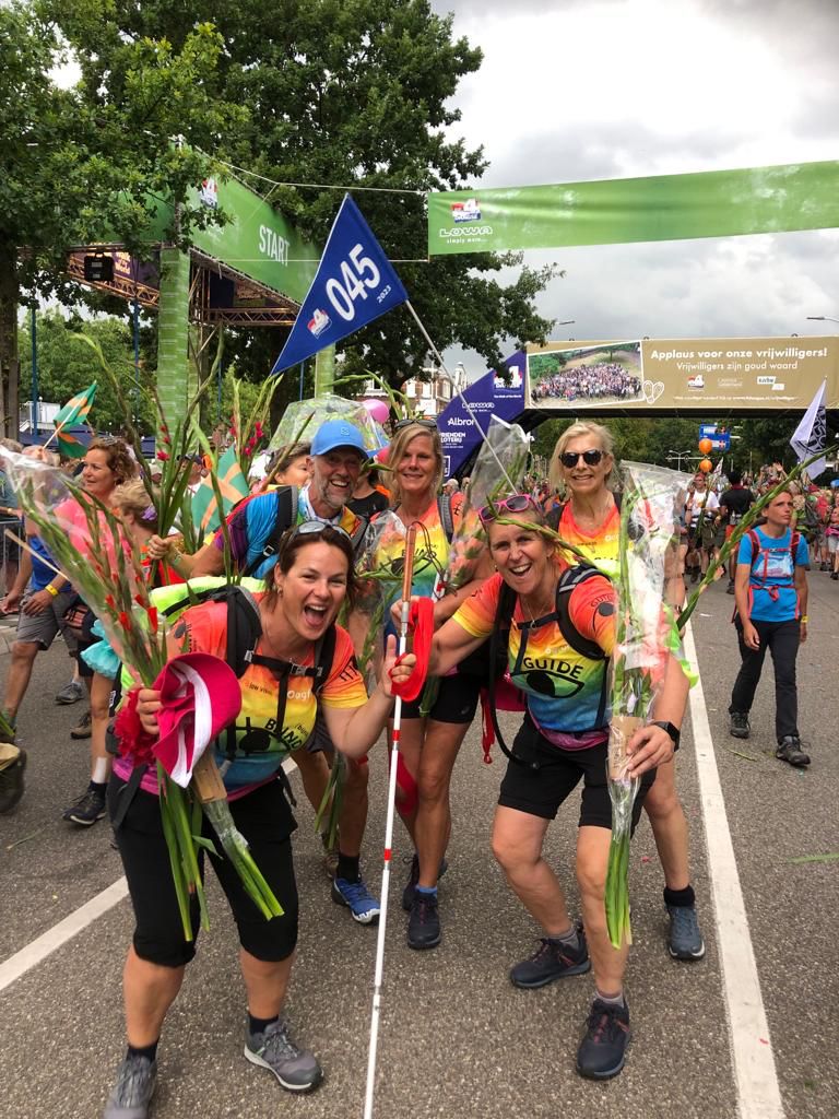 Het VIP-team bij de finish van de vierdaagse van Nijmegen
