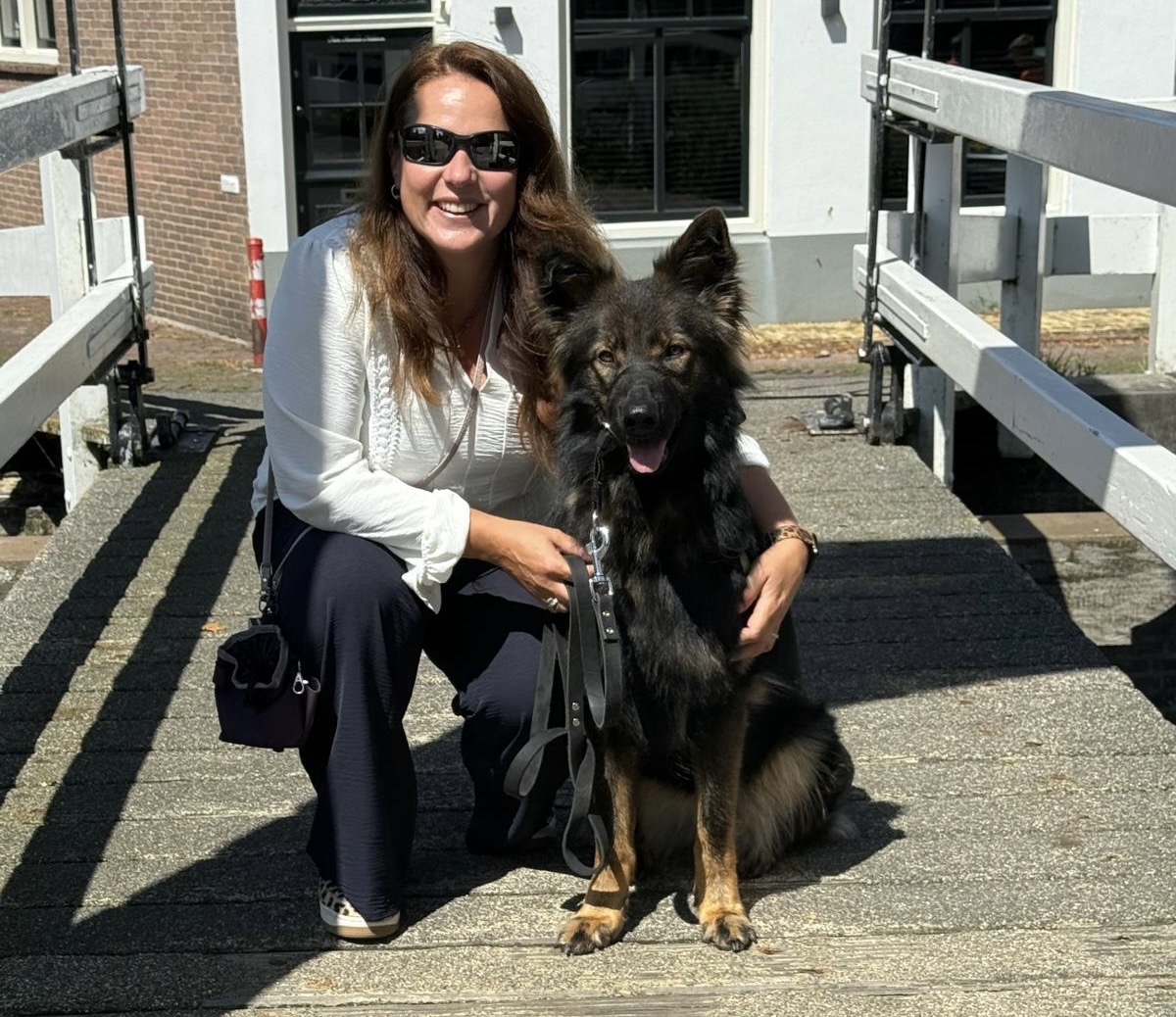 4da74908-6dff-460f-aa00-e1af7f3222f8 2 Annemiek zitten op haar hurken met Lexi naast haar