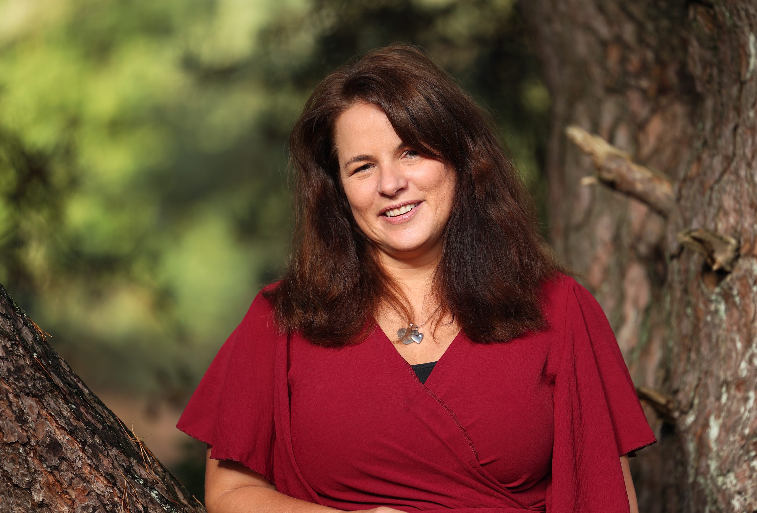 Annemiek1813 Annemiek in de natuur lachtend met een rood jurkje aan